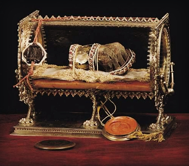 Szent István jobb kezének szent ereklyéje (Forrás: Wikipédia) szent jobb 01