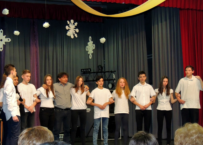 Osztalyeneklesi fesztival es iskolabal Mohacson 01