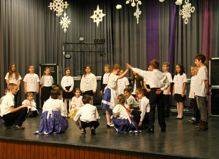 Osztalyeneklesi fesztival es iskolabal Mohacson 02