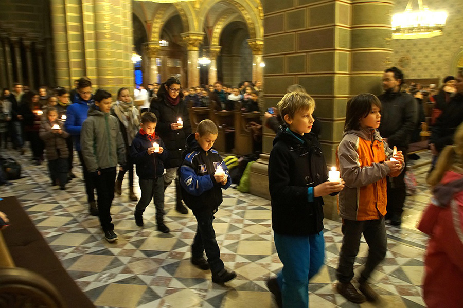 Pécsett a Szent Mór Iskolaközpont közössége együtt ünnepelte gyertyaszentelő boldogasszony napját. Nagy Norbert atya celebrálta a szentmisét, amelynek része volt az ünnepélyes bevonulás, a gyertyák megszentelése, kiosztása és a jelképes „fényes" körmenet. DSC08371 012