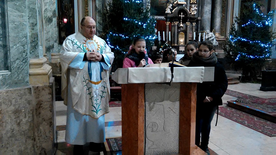 Gyertyaszentelő boldogasszony ünnepén a Szent József Katolikus Általános Iskola tanulói havi miséjén az iskola 180 tanulójáért imádkoztak az intézmény pedagógusai és a jelen lévő szülők. IMG 20170202 082407 szekszard