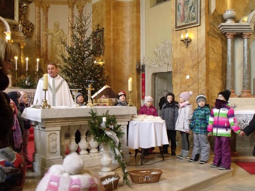 Mohácson a Zárda templomban gyűltek össze a hívek és a Szent Ferenc Katolikus Óvoda középső és nagycsoportos gyermekei, hogy ünnepi szentmisén emlékezzenek meg Jézus földi életének első fontos eseményéről. gyertyaszentelo koznev 2017 mohacs