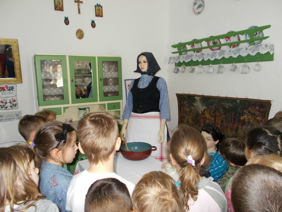 A látogatás során a gyerekek a mindennapi élet egykori használati tárgyai mellett a magyarországi németajkú lakosság által használt szavakat is megismerhették. Sparheld es stafirung 07