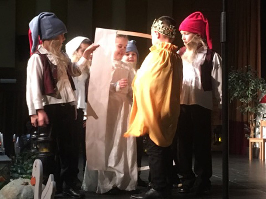 A Dombóvári Árpád-házi Szent Erzsébet Katolikus Óvodában már a november 11-ét megelőző hét is a Márton-ünnep jegyében telt. dombovar2