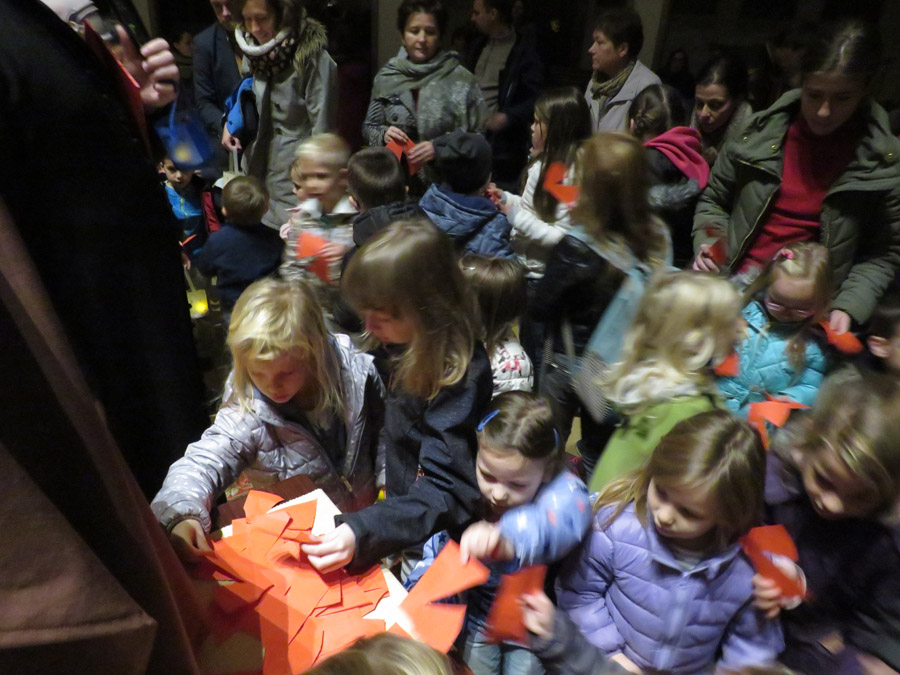 A pécsi Szent Mór Óvoda pedagógusai már november elején elkezdték a gyerekek felkészítését az ünnepre a lámpások készítésével. szent mor3