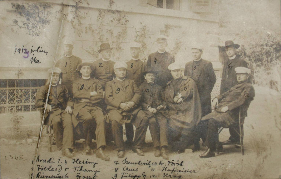 Csoportkép 1912-ből (Az ülő sorban balról az első Szentkirályi) (Pécsi Egyházmegyei Levéltár – Szentkirályi István hagyatéka) Csoportkep 1912