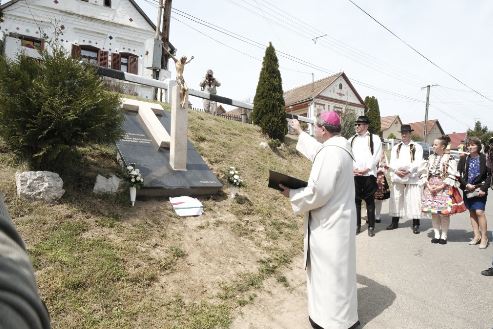 Pécsudvard Feltámadt Krisztus szoboravató 3 Egyedi