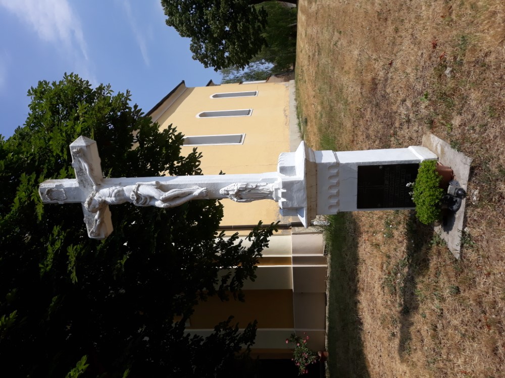 Szent Bertalan templom kereszt hátterében Apar2