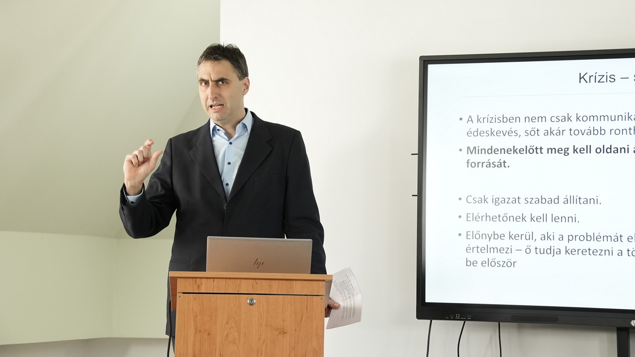 egyhazi kommunikacio004