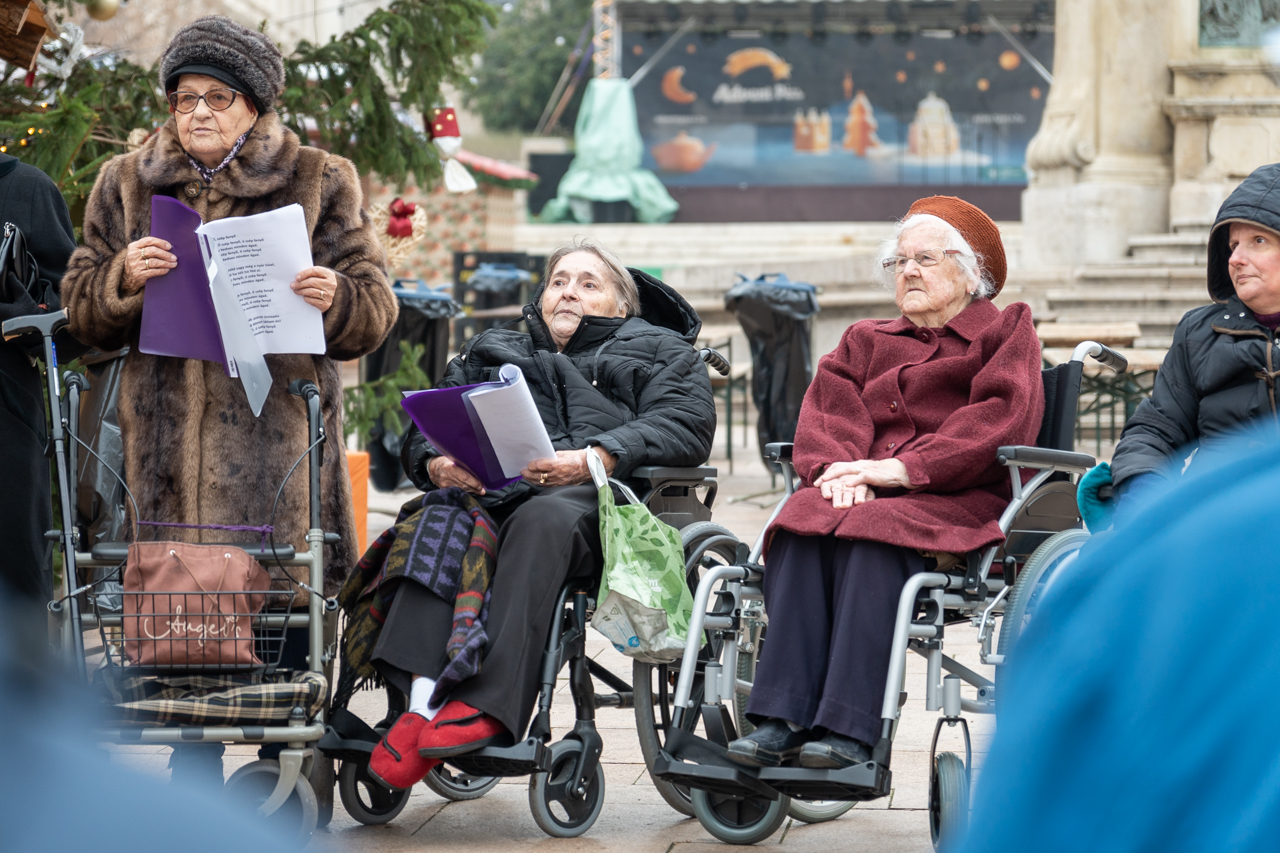 2025 12 03 szechenyi ter enek 10