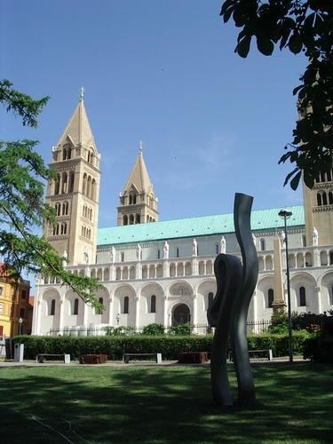 A Bazilika megszépült fehér mészkő homlokzatai  napsütésben világítanak