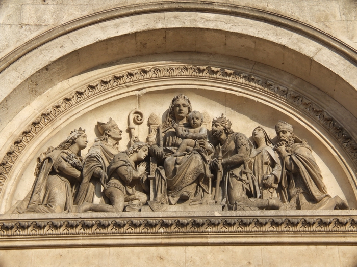 A déli bejárat feletti dombormű a felújítás előtt és után