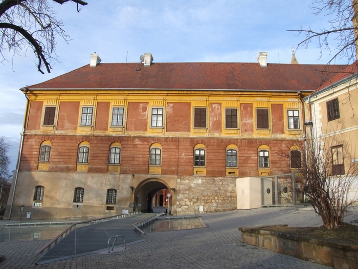 A Káptalani Levéltár és Plébánia épülete a felújítás előtt 