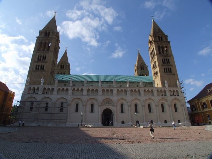A Bazilika felállványozva, és a felújítás után előbukkanó hófehér mészkőfalakkal