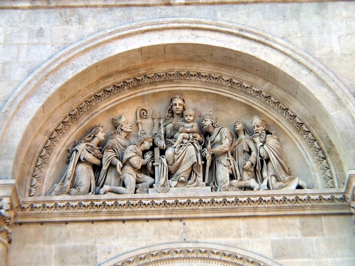 A déli bejárat feletti dombormű a felújítás előtt és után