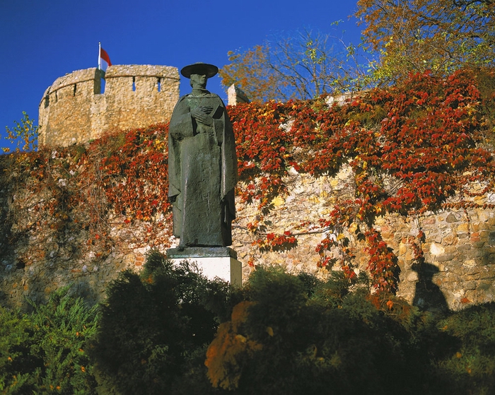 Janus Pannonius szobra a barbakánnál