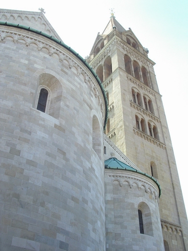 A keleti homlokzat felújítása is a projekt része volt.