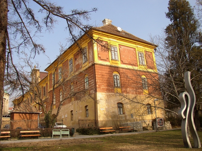 A Káptalani Levéltár és Plébánia épülete a felújítás előtt