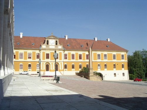 A Káptalani Levéltár és Plébánia épülete a Dóm tér felől megújult külsővel