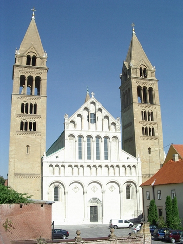 A Bazilika nyugati homlokzata is vakítóan fehérré változott