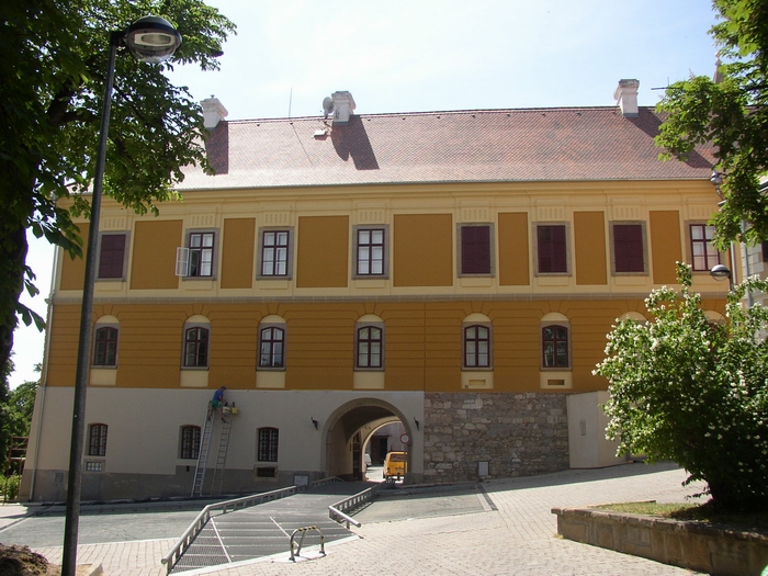 A Káptalani Levéltár és Plébánia épülete a felújítás után