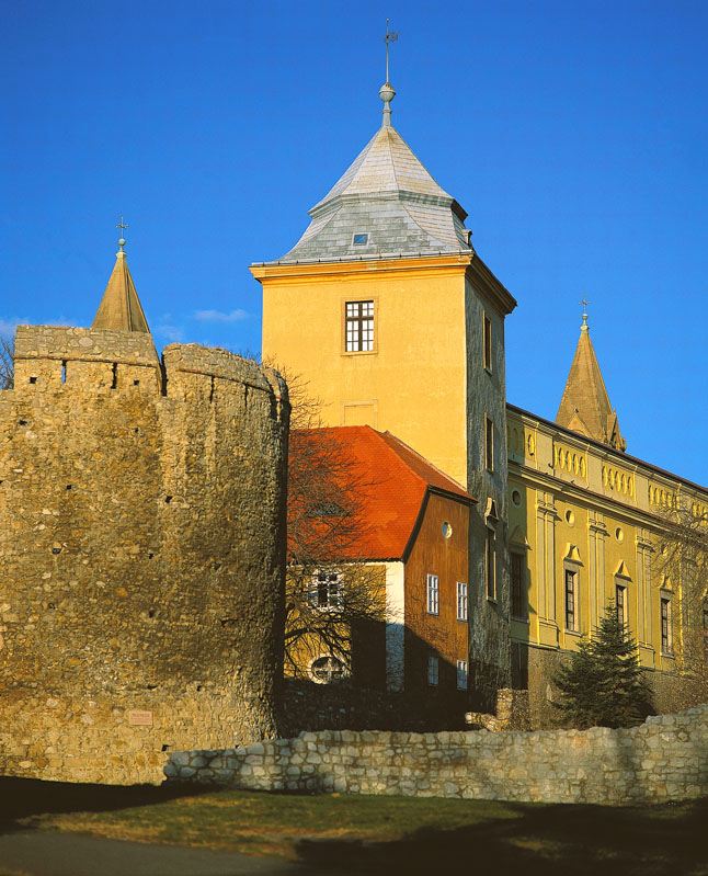 A püspöki levéltár tornya a bástyával