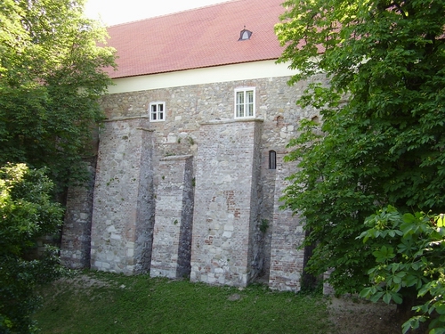 A Püspöki Palota nyugati homlokzata megtisztult az elburjánzó növényzettől