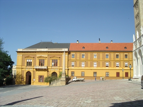A Püspöki Palota keleti homlokzata új színeket kapott