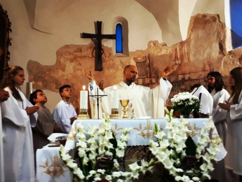 Barics Gábriel atya misézik