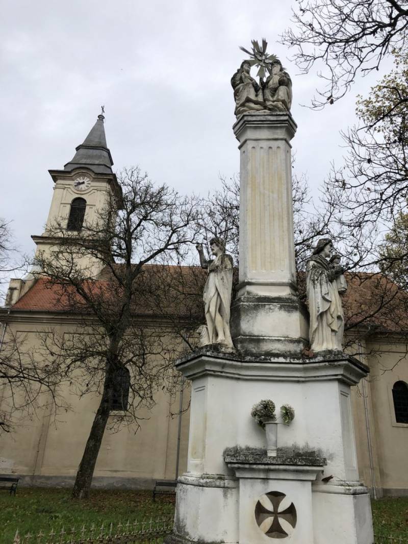 Sasd_szentharomsagszobor.jpg