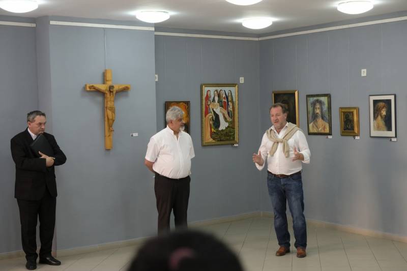 Keresztre-feszitve-Kiallitas-megnyito-31.jpg