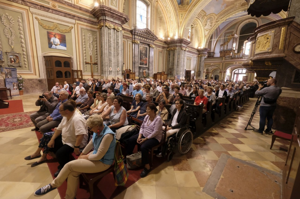 376 szekszard kozossegek templomban