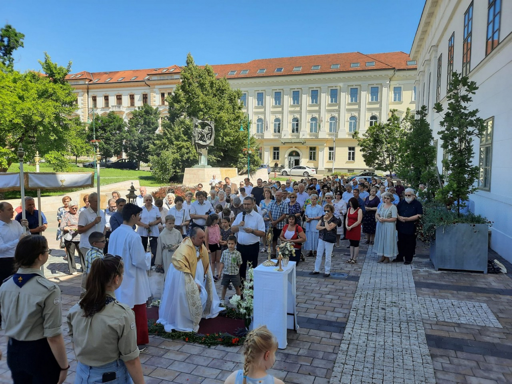 376 szekszard urnapi kormenet hivekkel karasz gaborral