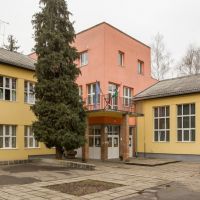 A komlói Kodály Zoltán Ének-zenei Katolikus Általános Iskola 8 évfolyamon két párhuzamos osztállyal működik.