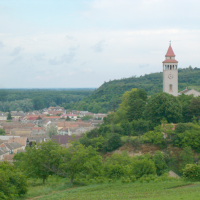 A kelták által kialakított teraszon 1093-ban Szent László király alapított apátságot Szent Mihály arkangyal tiszteletére, s bencés szerzeteseket telepített le.