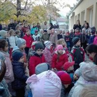 A szekszárdi Szent Rita Katolikus Óvodába járó gyermekek az óvodapedagógusok segítségével készítették el kis lámpásaikat.