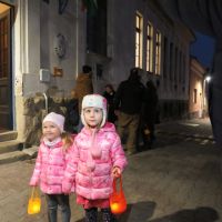 A pécsi Szent Mór  Óvoda pedagógusai már november elején elkezdték a gyerekek felkészítését az ünnepre a lámpások készítésével.