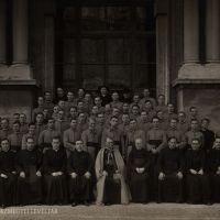 A Collegium Germanicum et Hungaricum magyar növendékei, közöttük jobb oldalon kiemelve Cserháti József. (Róma, é. n.)