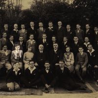 Elemi iskolásként. (Alulról a második sorban, balról a harmadikként, é. n.)