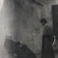 Az idős tantó Gyimesi Viktor (1922–2011) kispappal (Fotó: Barcza Tivadar)  (Pécsi Egyházmegyei Levéltár – Szentkirályi István hagyatéka)