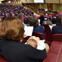 2014. Októberben kezdődik a Ferenc pápa által összehívott első családszinódus. Másfél évvel később, a második családszinódus után, 2016 áprilisában kerül nyilvánosságra az Amoris Laetitia kezdetű apostoli buzdítás. (Fotó: Ansa)