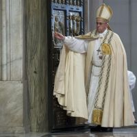 2015. December 8-án Ferenc pápa a Szent Péter Bazilikában hivatalosan megnyitja az irgalmasság rendkívüli szent évét. Meglepő gesztusként azonban néhány nappal korábban már megnyitotta a bangui katedrális szent kapuját a Közép-Afrikai Köztársaságban, ahol