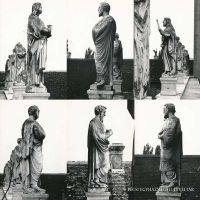 A Kiss-féle apostolszobrok az 1950-es évek végén (Pécsi Egyházmegyei Levéltár, Gosztonyi Gyula-hagyaték – Fotó: Gosztonyi Gyula)