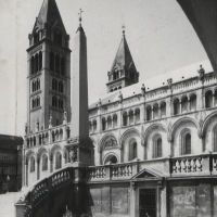 A pécsi Dóm 1960-ban Bertalan apostol hiányos szobrával [utolsó előtti látható szobor] (CSGYK Helyismereti Gyűjtemény)