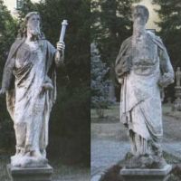 Idősebb Jakab és Szent Pál apostolok szobrai a püspöki kertben 2012 előtt (Forrás: Romváry Ferenc: Pécs köztéri szobrai. Pécs, 2014)