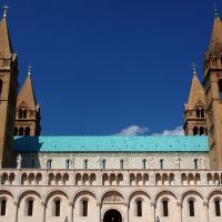 A pécsi Székesegyház déli homlokzata az Antal Károly-féle szobrokkal ma