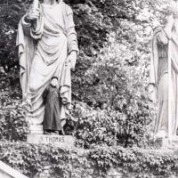 Egy ismeretlen kínai kisfiú a Bartalits Mihály-féle Szent Tamás apostolszobor lábánál a Pécsi Püspöki Szemináriumban (1930-as évek) | Forrás: Pécsi Egyházmegyei Levéltár