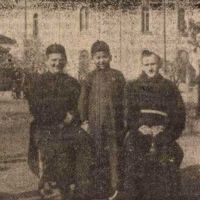 Siao Tomi Pécsett Károlyi Bernáttal és egy pécsi ferences szerzetessel a kolostor kertjében (1938 tavasza) | Forrás: Dunántúl, 1938. május 15. – Hungaricana