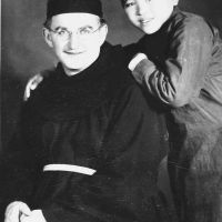 Siao Tomi és P. Károlyi Bernát Atya