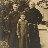 P. Károlyi Bernát misszionárius, P. Jagicza Juvenál (1889–1965) pécsi ferences házfőnök és középen Siao Tomi a pécsi ferences rendház kertjében (1938 tavasza) | Forrás: Pécsi Egyházmegyei Levéltár